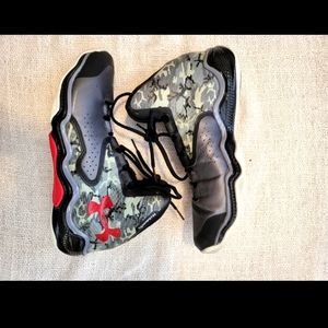Grey under Armour basketball shoes size 11Grey under Armour basketball shoes